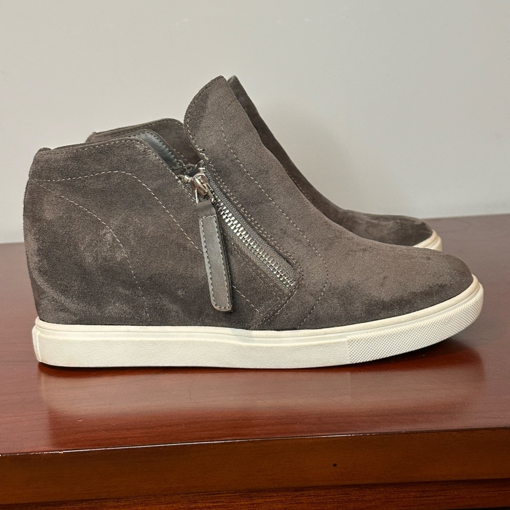 Madden Girl Prevail, sueded wedge sneaker, size 9
